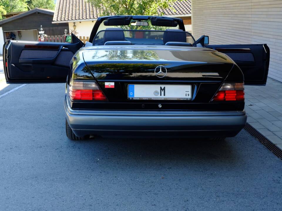 Imagen 152/171 de Mercedes-Benz E 220 (1994)