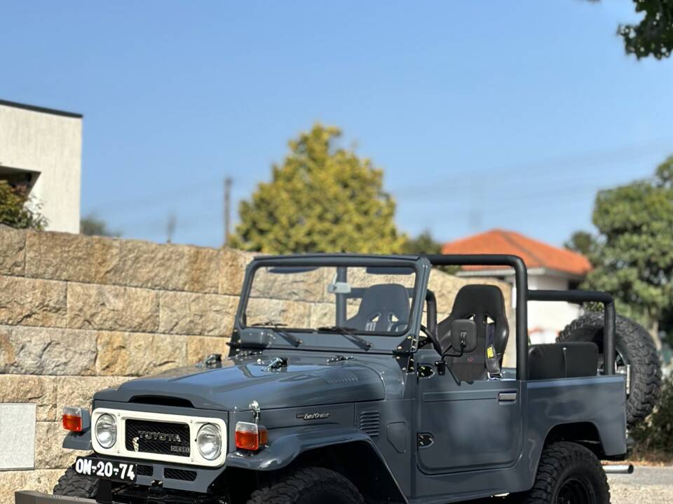 Image 2/50 of Toyota Land Cruiser BJ 40 (1981)
