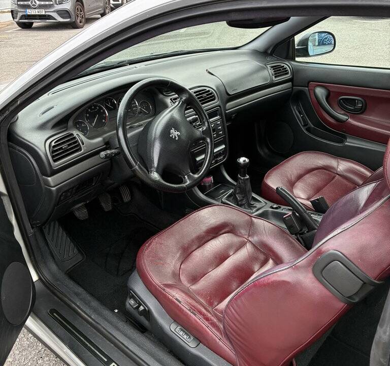 Imagen 2/8 de Peugeot 406 Coupé 3.0 V6 (1998)