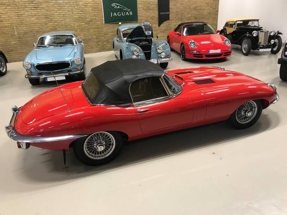 Image 3/32 de Jaguar E-Type (1969)