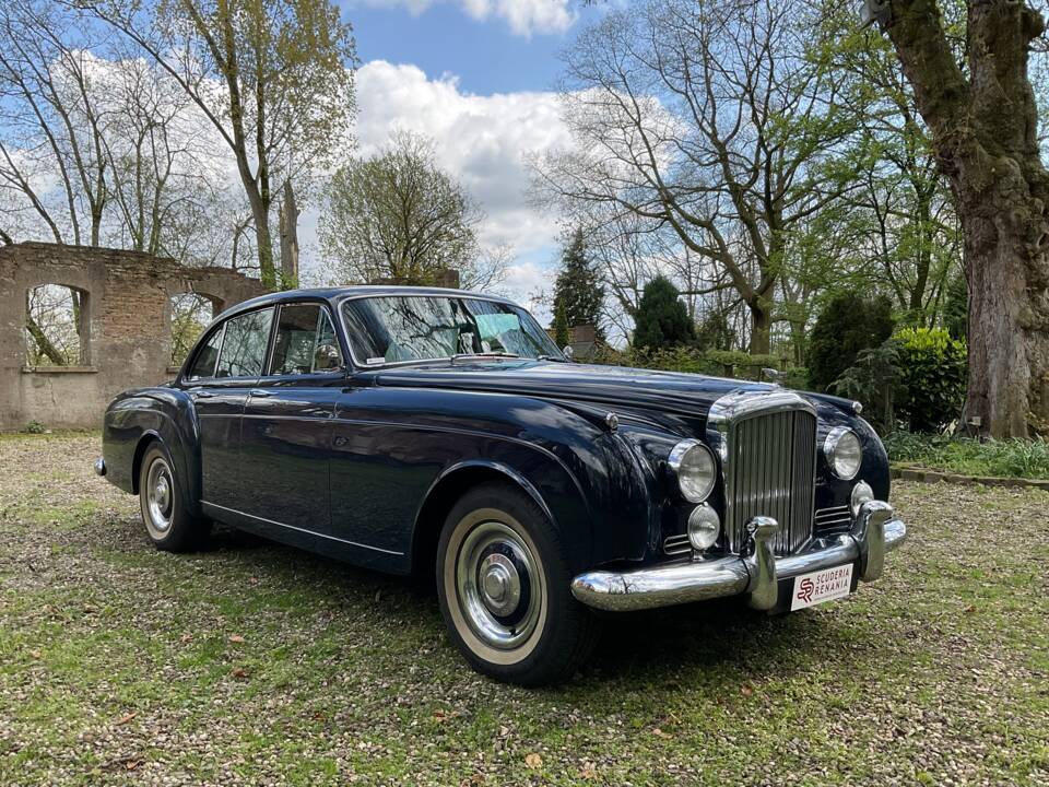 Image 17/22 of Bentley S 2 Continental Flying Spur (1962)