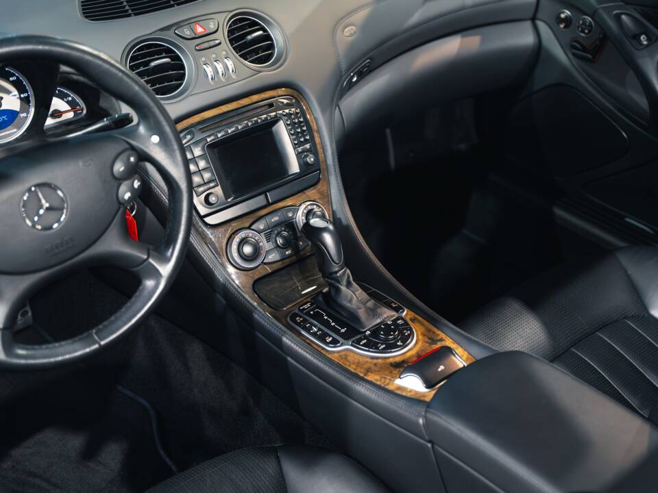 Image 25/31 of Mercedes-Benz SL 55 AMG (2003)