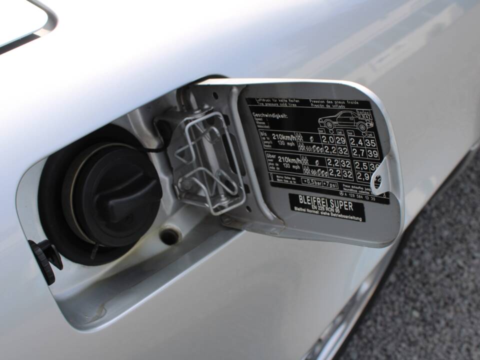 Image 19/50 of Mercedes-Benz SL 320 (2001)