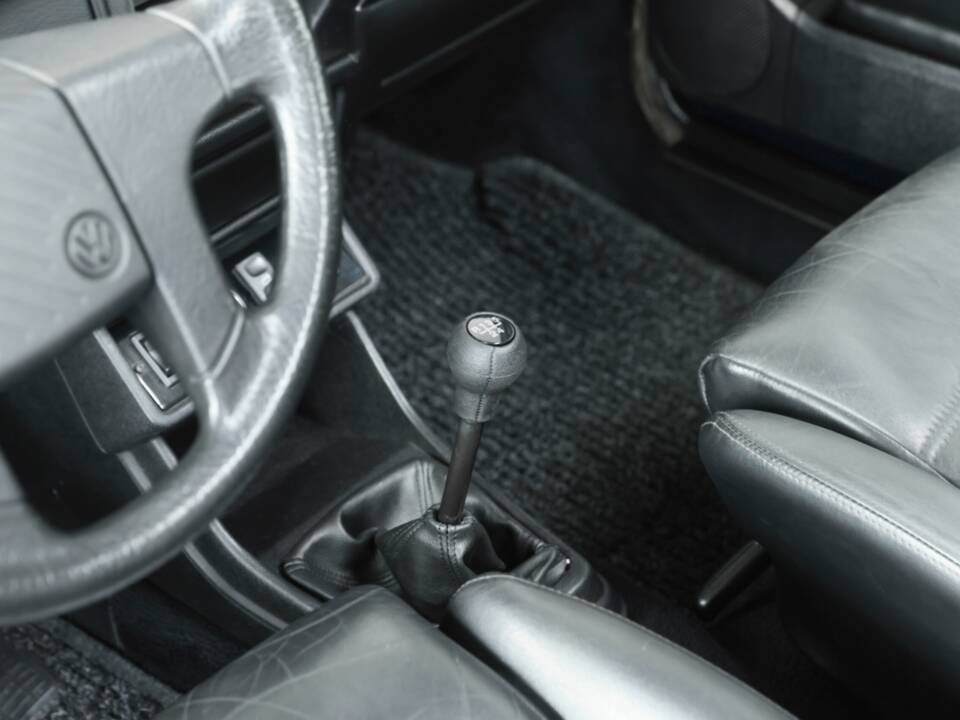 Image 17/36 of Volkswagen Golf Mk I Convertible 1.8 (1993)