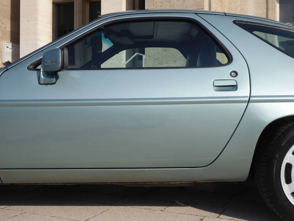 Afbeelding 4/67 van Porsche 928 S (1985)