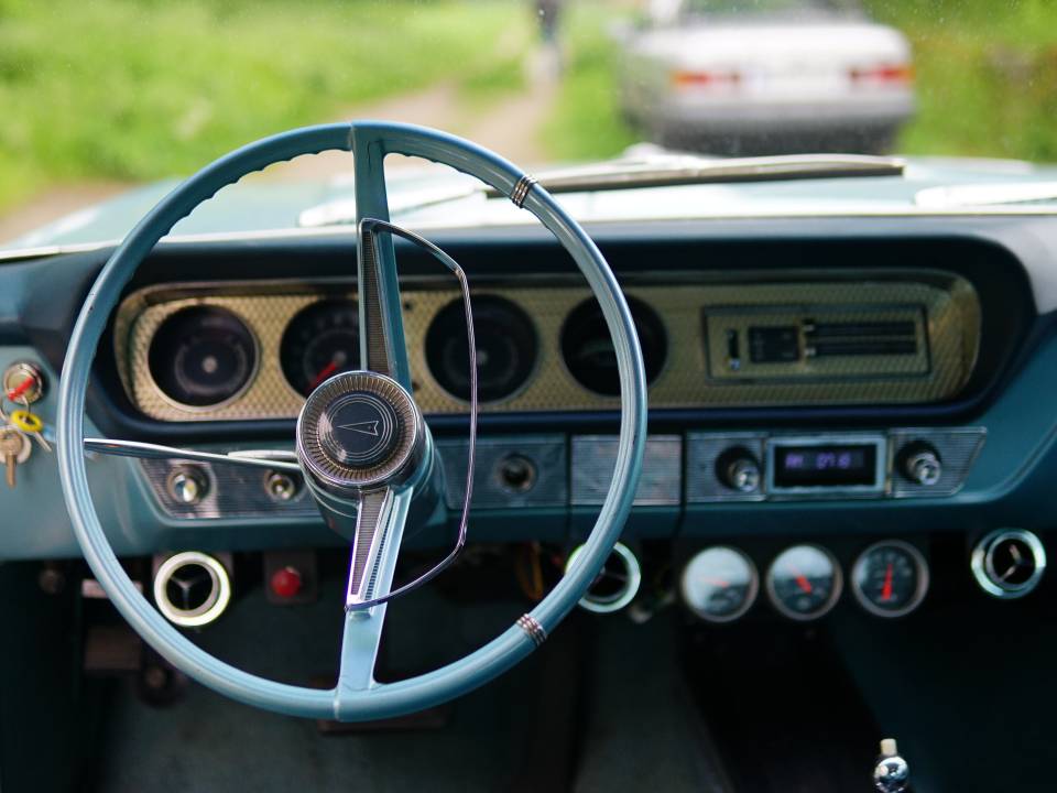 Original - leichte Patina. Neue Zusatzinstrumente.