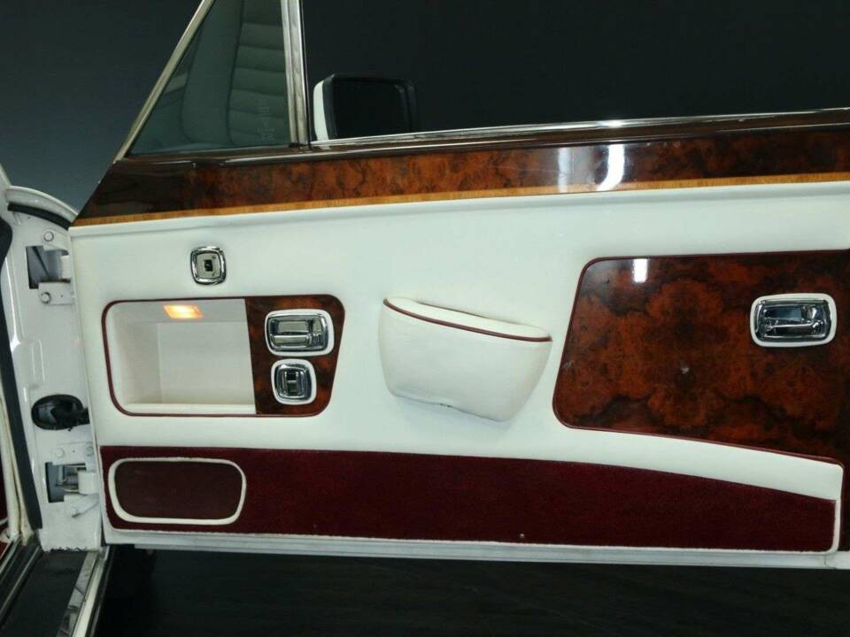 Image 30/50 of Rolls-Royce Corniche III (1991)
