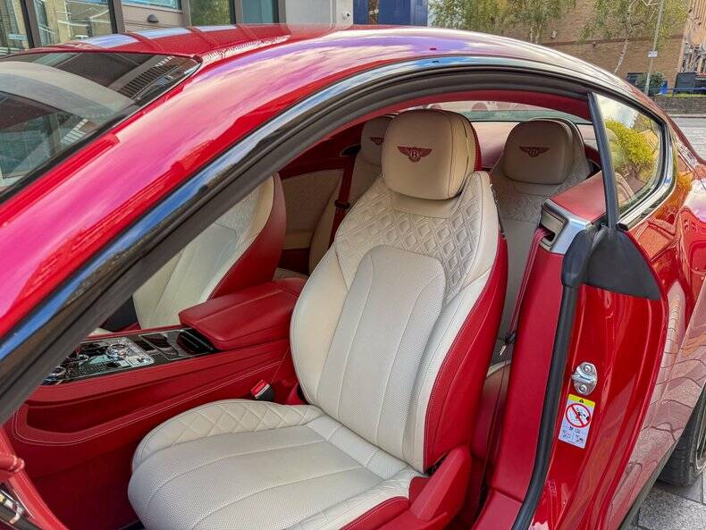 Image 24/44 of Bentley Continental GT V8 (2020)