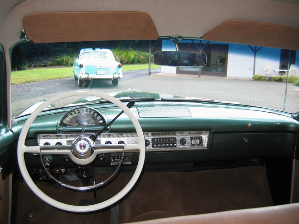 Image 2/8 of Ford Custom DeLuxe Country Squire (1954)