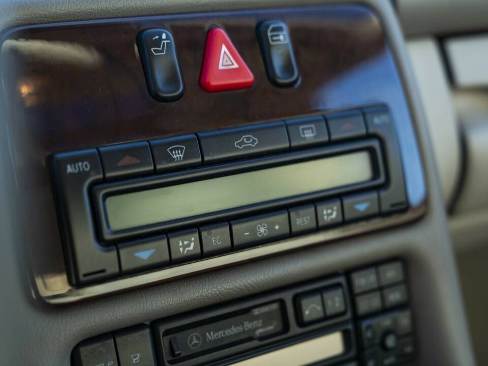 Image 38/50 of Mercedes-Benz CLK 200 (1997)