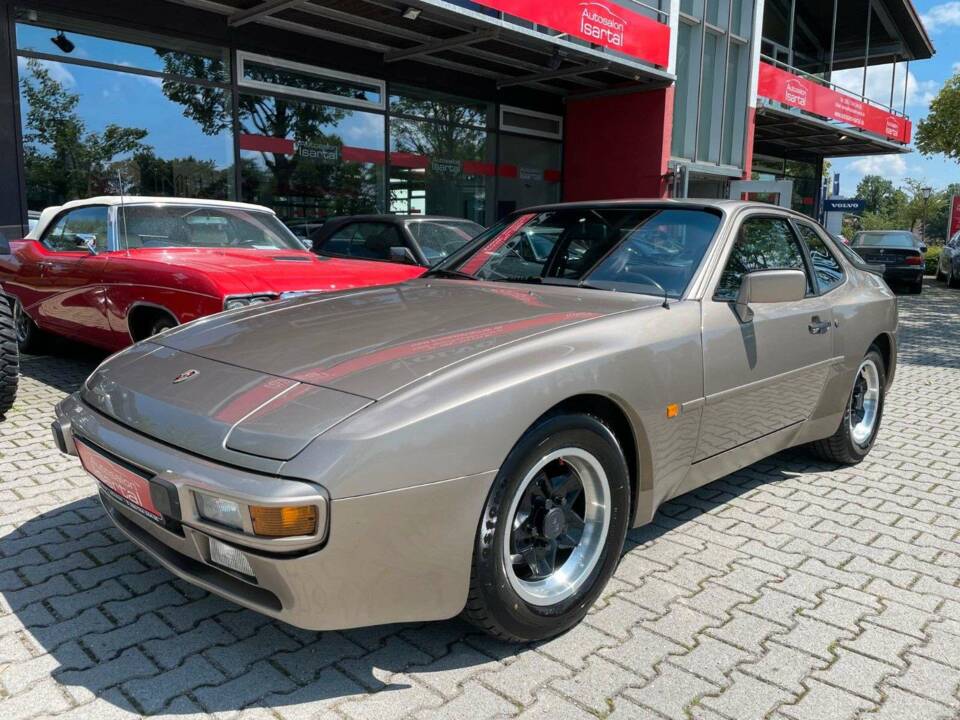 Image 3/20 of Porsche 944 (1983)