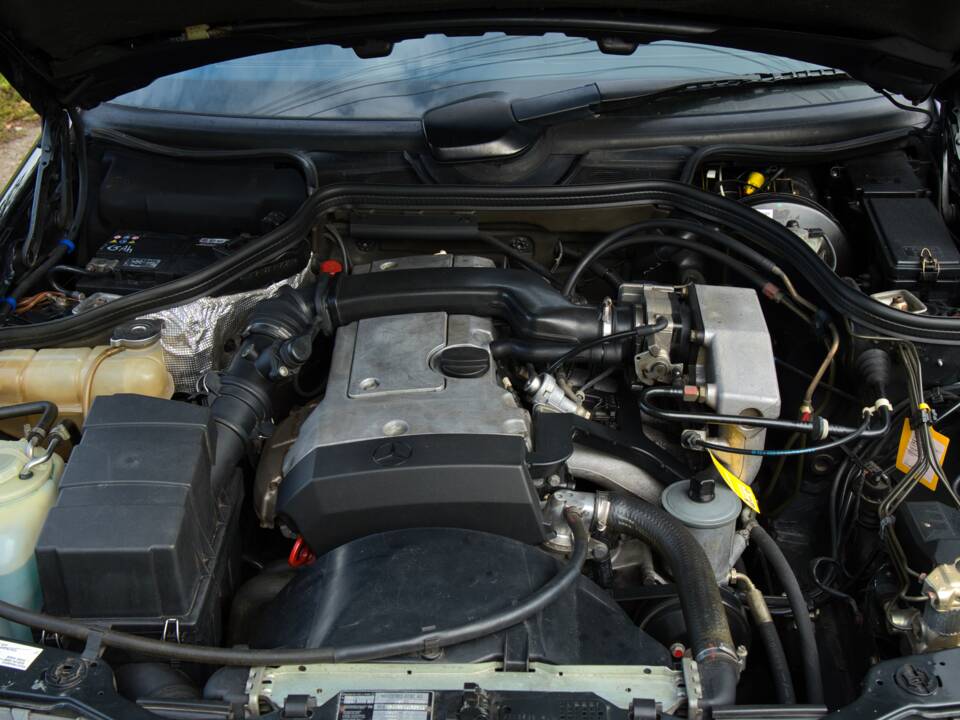 Image 48/63 of Mercedes-Benz 220 E (1993)