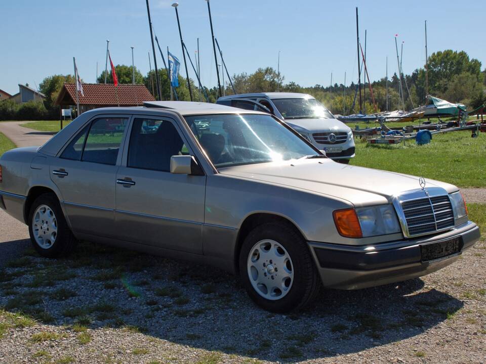 Image 6/34 of Mercedes-Benz 230 E (1992)
