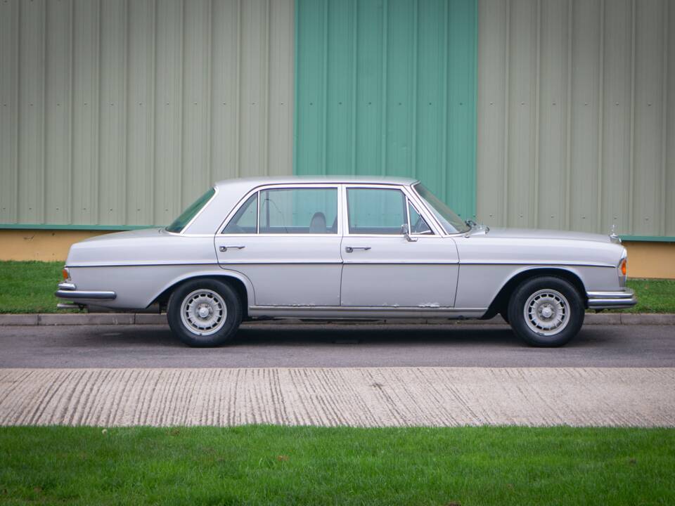 Immagine 4/34 di Mercedes-Benz 300 SEL 3.5 (1972)