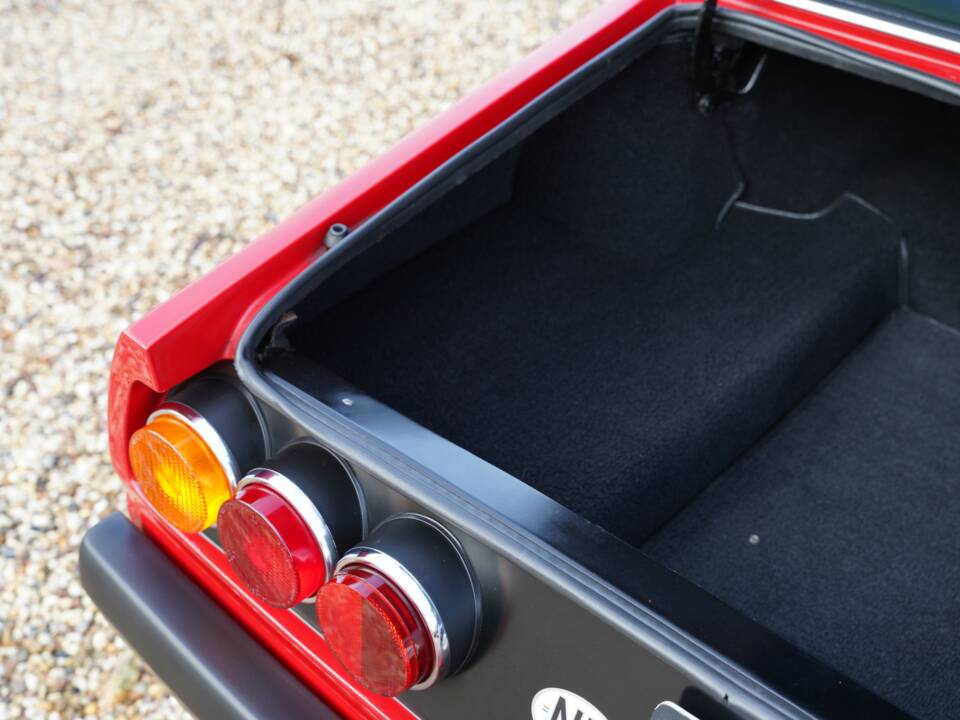 Image 31/50 de Ferrari 365 GT4 2+2 (1974)