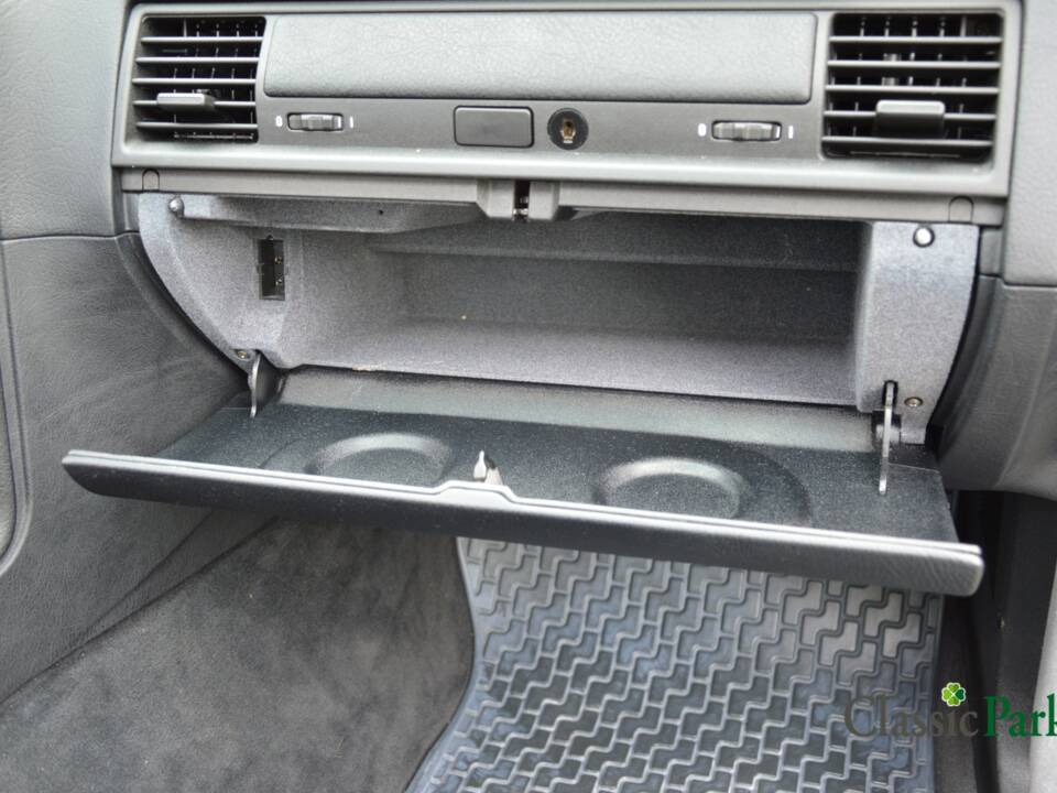 Bild 36/50 von BMW 320i (1994)