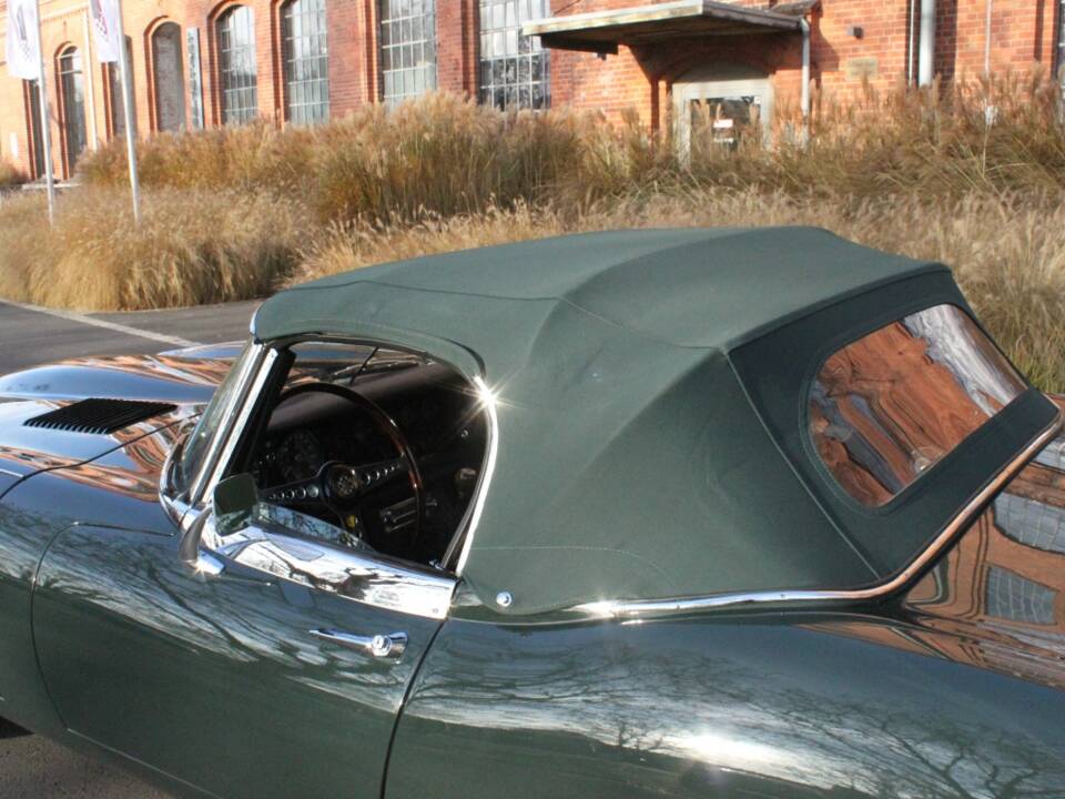 Image 14/21 de Jaguar E-Type (1969)