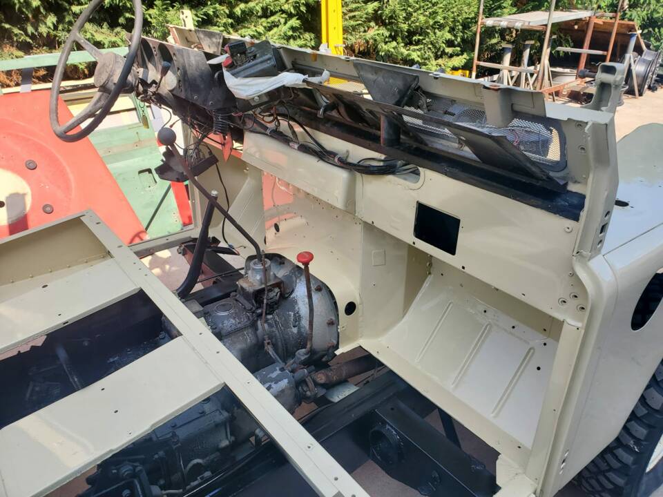 Image 19/22 of Land Rover 109 (1977)