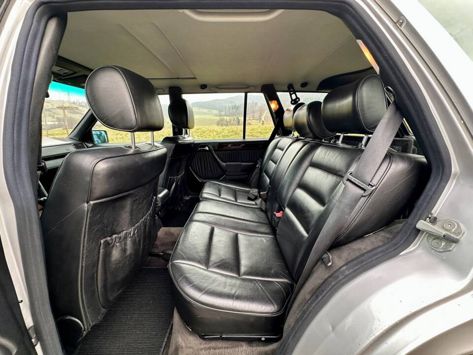 Image 14/16 of Mercedes-Benz E 300 Turbodiesel T (1996)