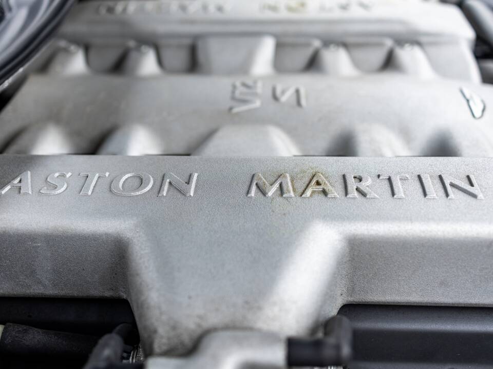 Afbeelding 50/50 van Aston Martin V12 Vanquish S (2007)