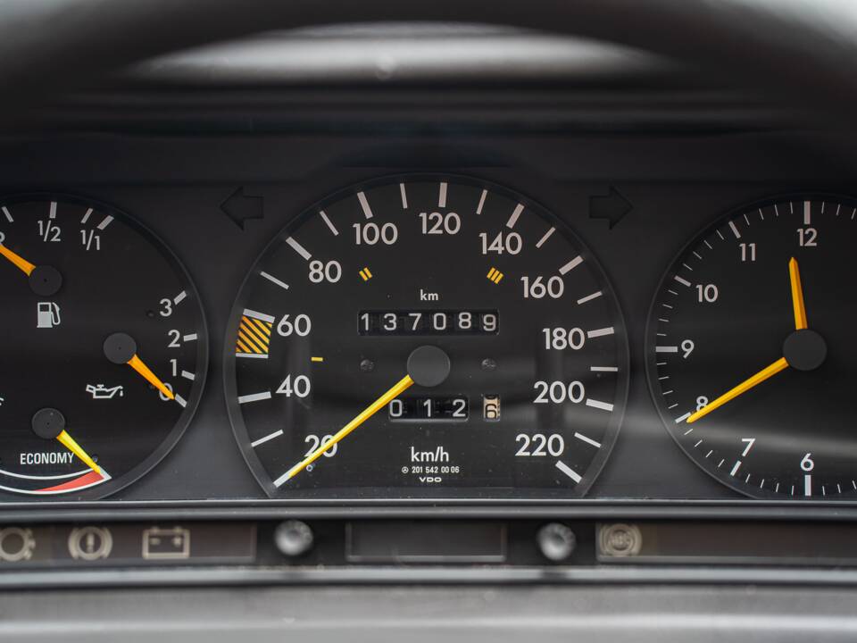 Bild 34/62 von Mercedes-Benz 190 E (1983)