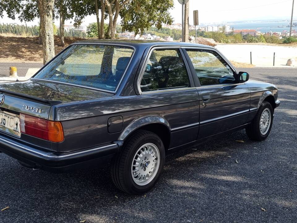 Image 2/100 of BMW 323i (1984)