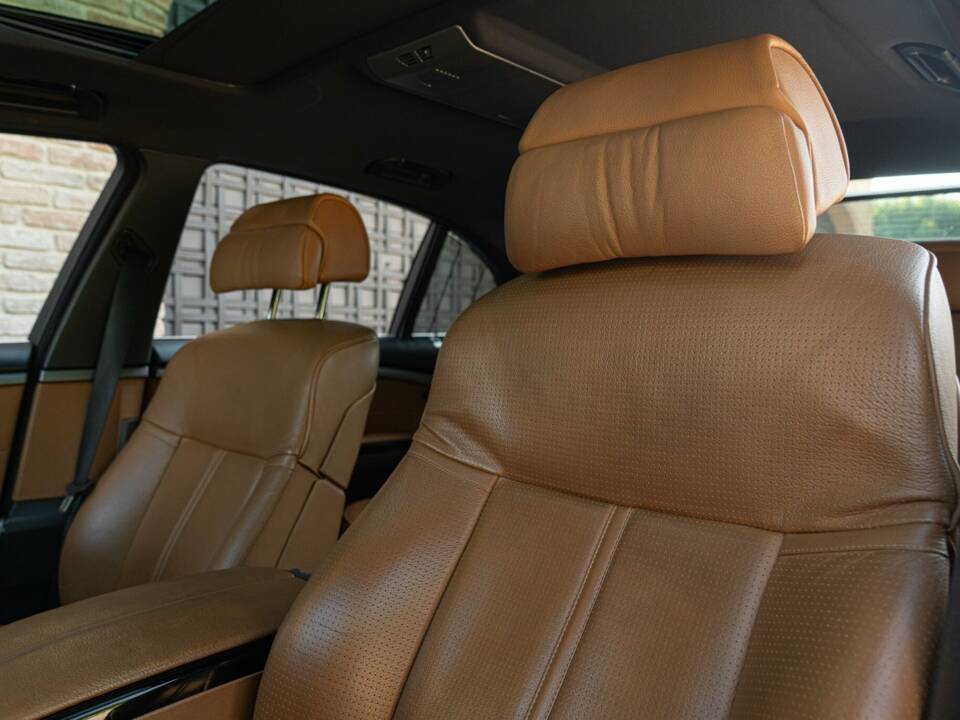 Image 27/50 de BMW 745Li (2001)