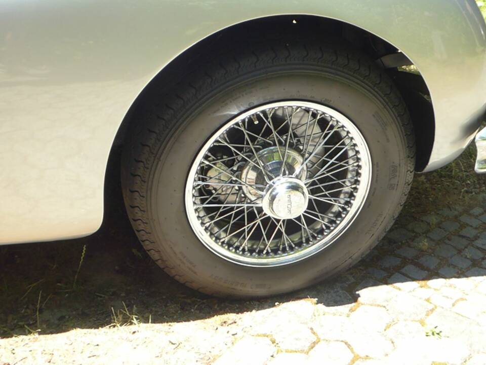 Image 13/16 of Jaguar XK 150 3.4 S OTS (1961)