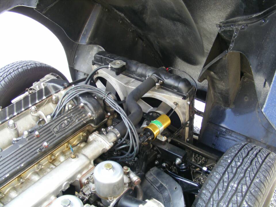 Image 23/30 de Jaguar E-Type (1971)