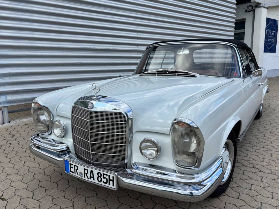 Image 1/33 of Mercedes-Benz 250 SE (1966)