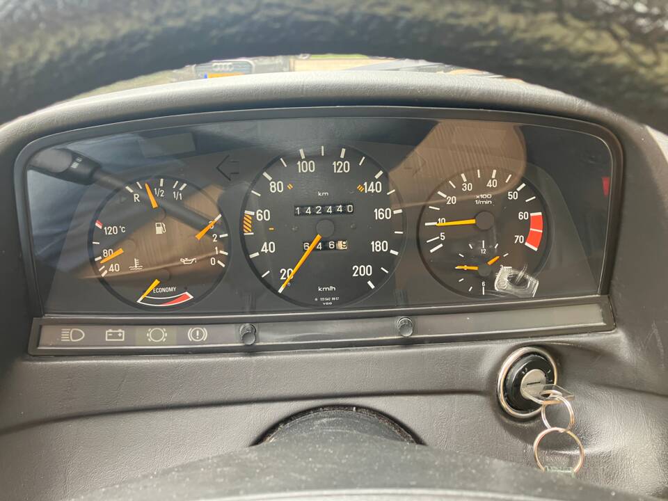 Image 13/33 of Mercedes-Benz 230 TE (1984)