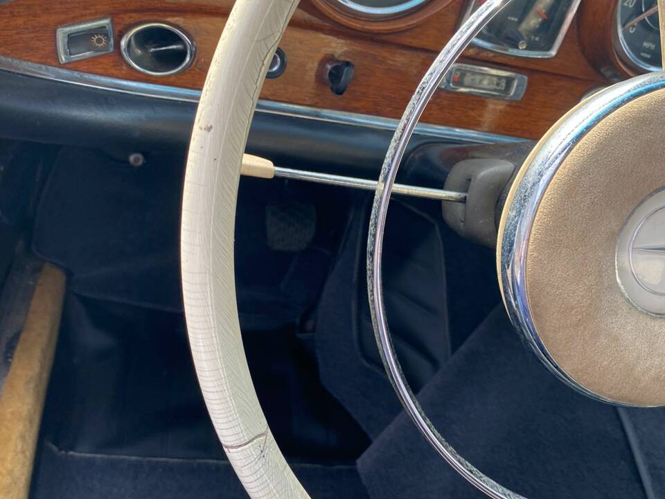 Image 29/35 de Mercedes-Benz 220 SE b (1963)