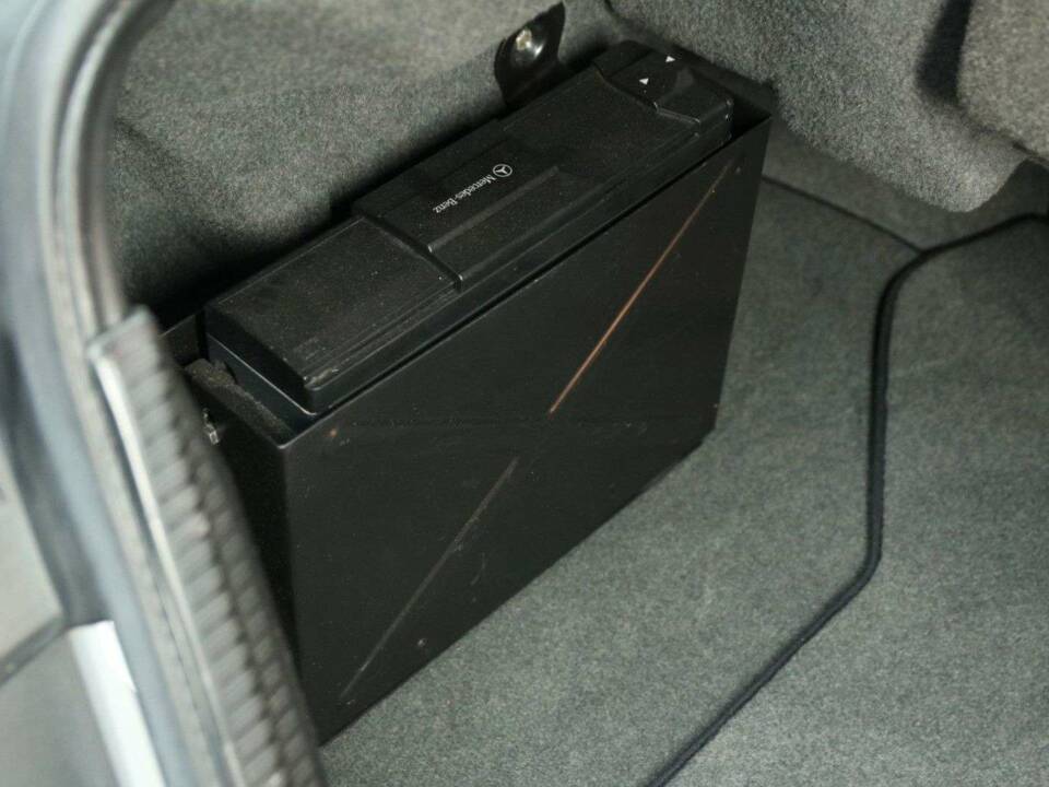 Immagine 24/30 di Mercedes-Benz E 320 &quot;Final Edition&quot; (1997)