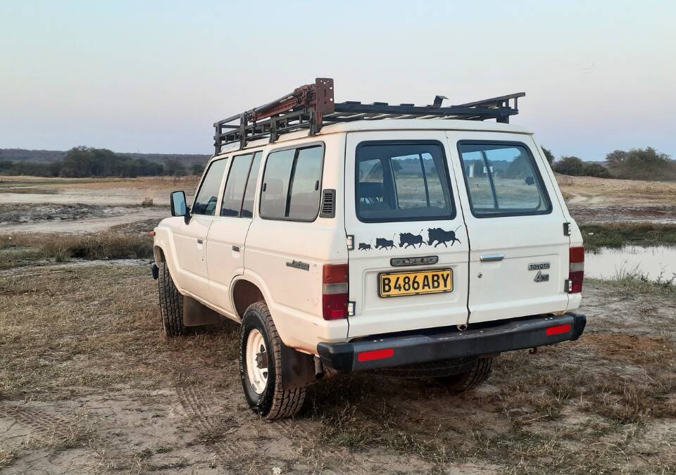 Image 7/61 of Toyota Land Cruiser FJ 62 (1989)