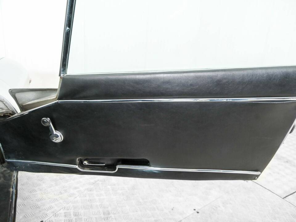 Image 30/47 de Jaguar E-Type (1969)