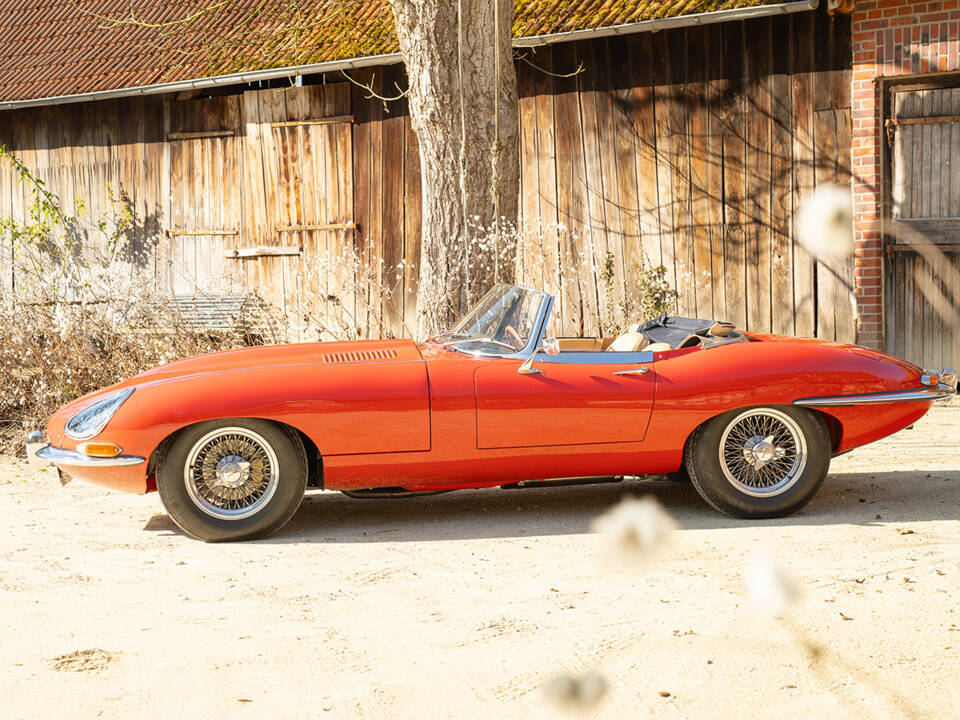 Image 2/54 of Jaguar E-Type 4.2 (1965)