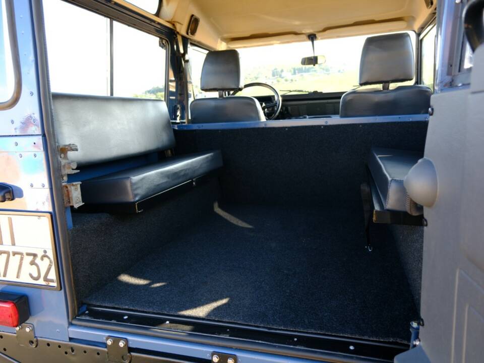 Bild 14/22 von Land Rover 90 (1988)