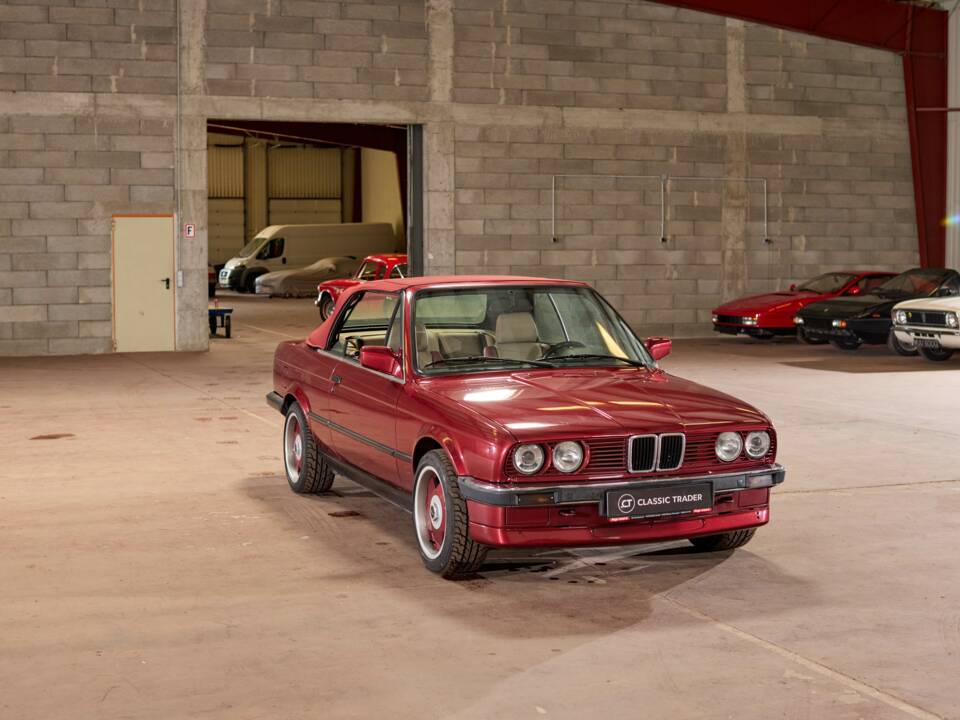 Image 24/45 of BMW 320i (1990)