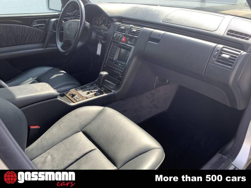 Image 13/15 of Mercedes-Benz E 320 (1998)