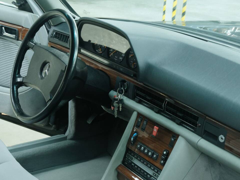 Bild 25/50 von Mercedes-Benz 300 SEL (1991)
