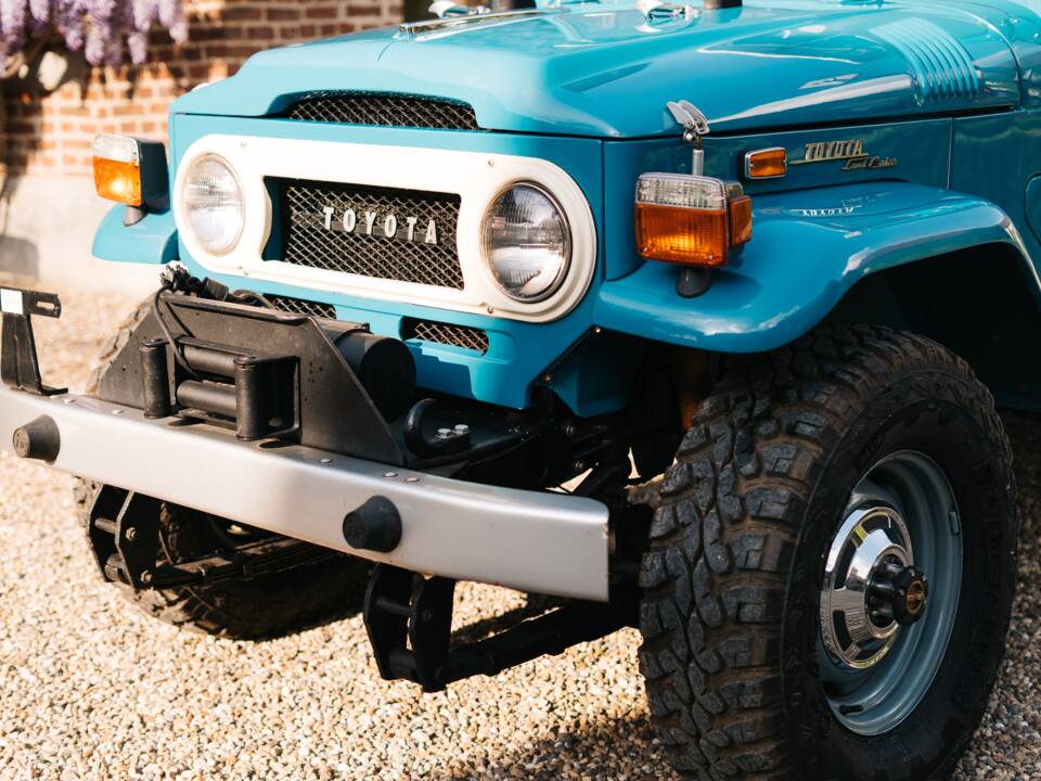 Image 8/27 of Toyota Land Cruiser FJ 45 (1976)