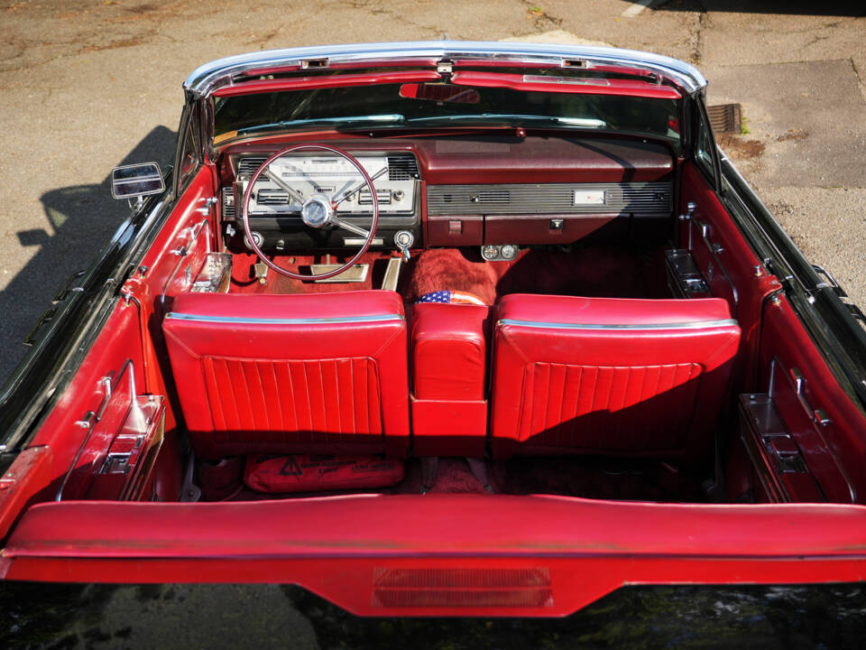 Immagine 28/57 di Lincoln Continental Convertible (1966)