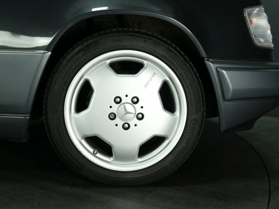 Immagine 30/30 di Mercedes-Benz E 320 (1997)