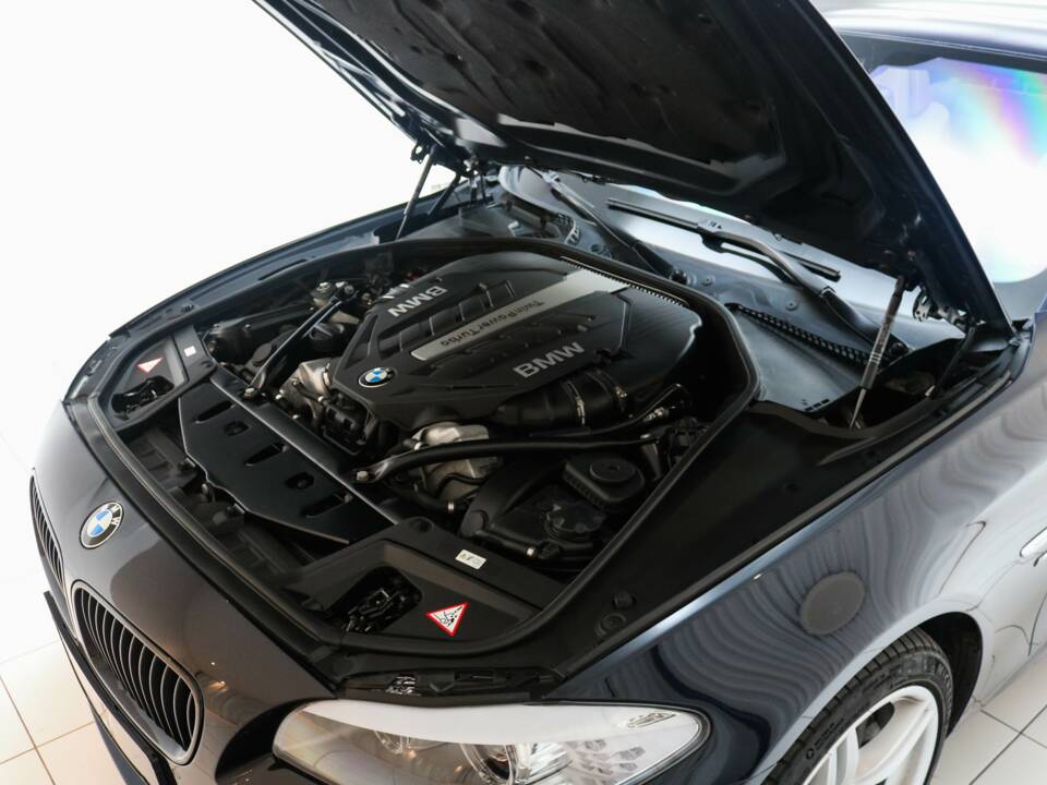 Image 21/24 of BMW 550i (2012)