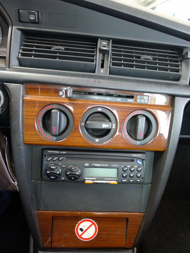 Image 3/34 de Mercedes-Benz 190 E 1.8 (1991)