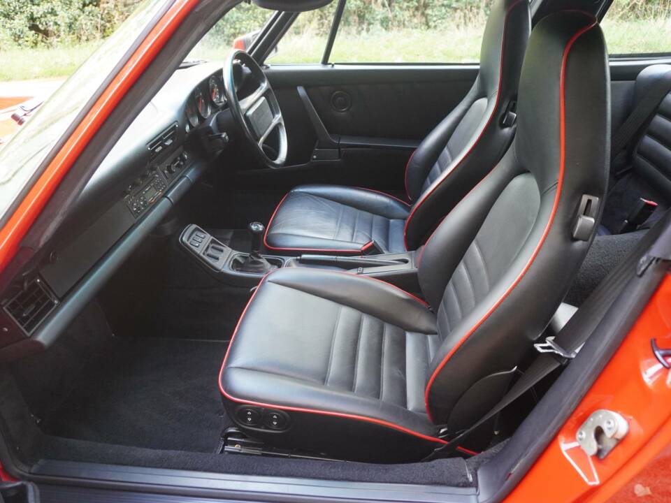 Image 18/23 de Porsche 911 Carrera 4 (1992)