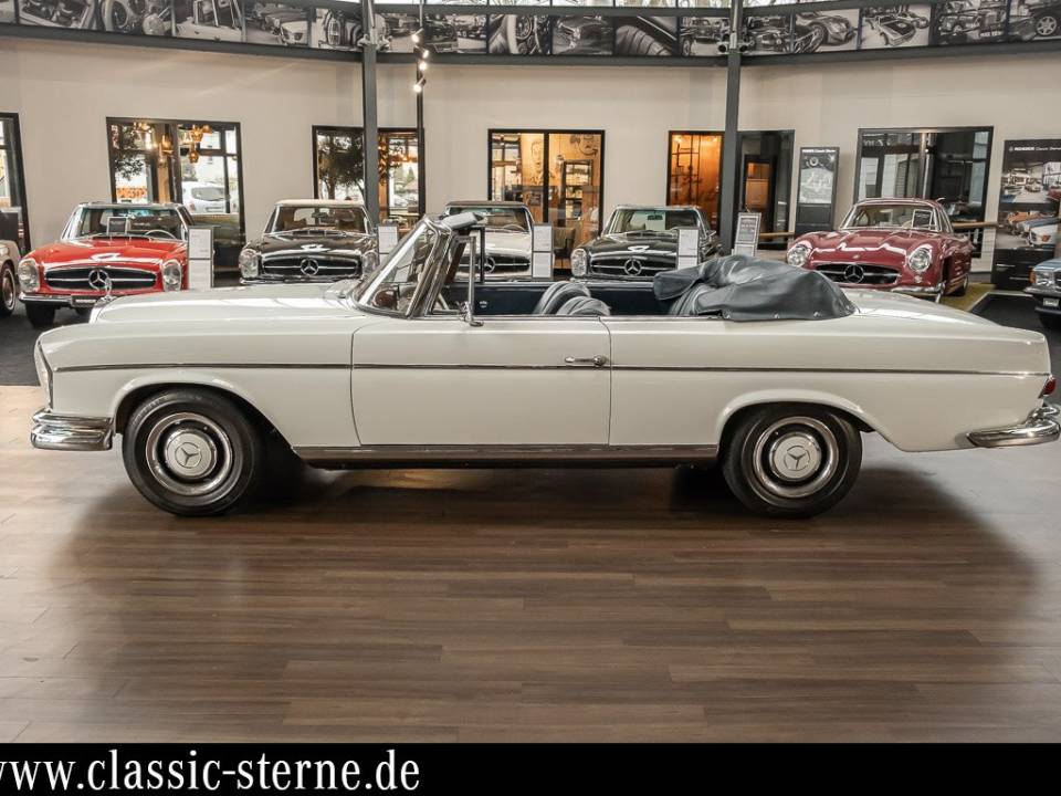 Immagine 2/15 di Mercedes-Benz 220 SE b (1963)