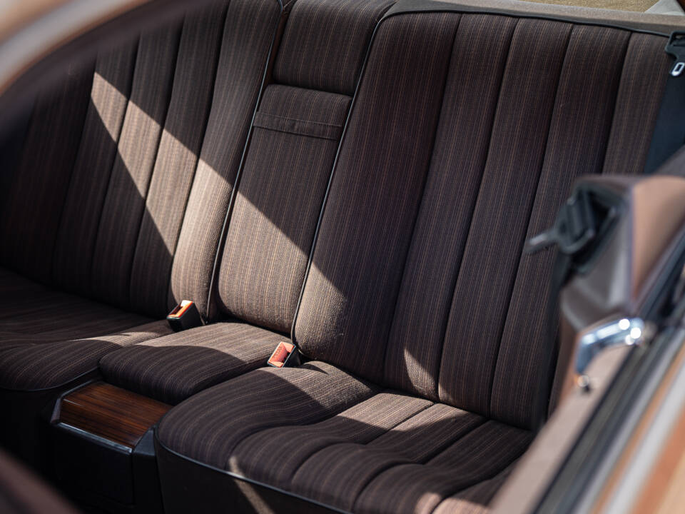 Image 24/40 of Mercedes-Benz 300 CE (1987)