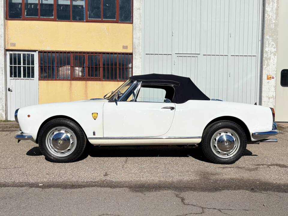 Image 3/23 of Alfa Romeo Giulia 1600 Spider (1963)