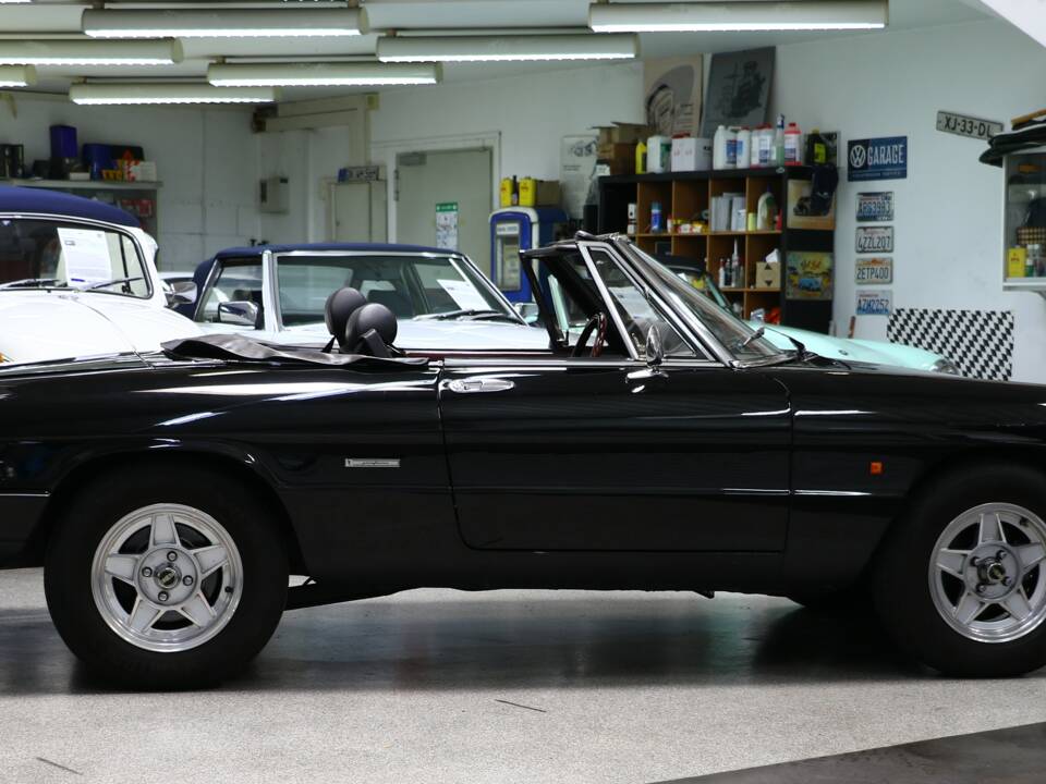 Bild 32/32 von Alfa Romeo 2.0 Spider (1989)